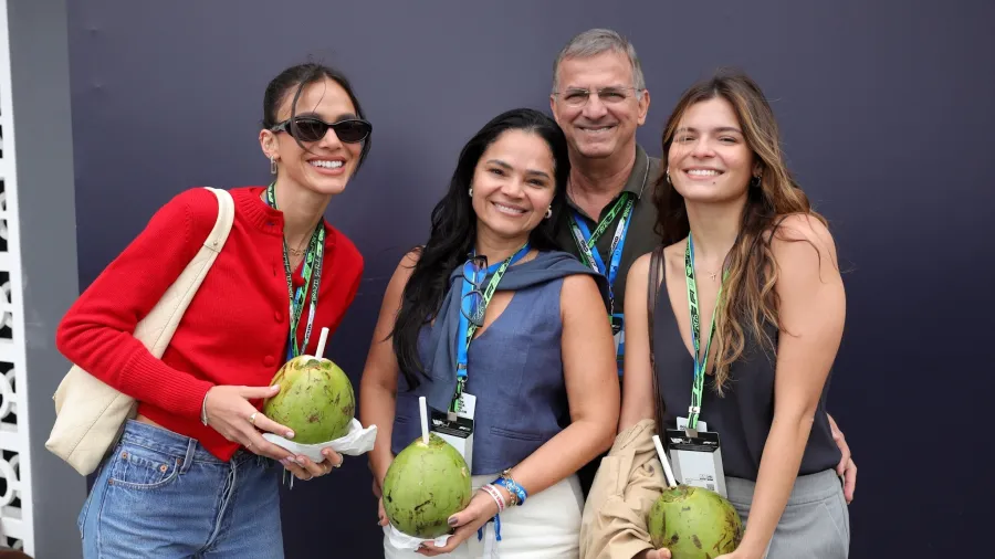 bruna-marquezine-posa-com-a-familia-em-interlagos-1762715572941_v2_900x506.jpg.webp